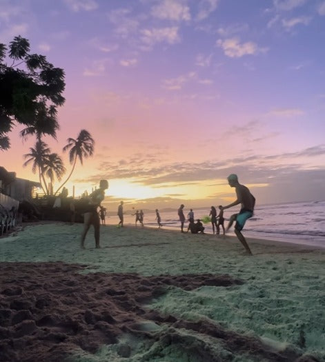 Altinha players on the beach in Pipa at sunset; photo published by Pipa Notícias in its coverage of Alta na Pipa